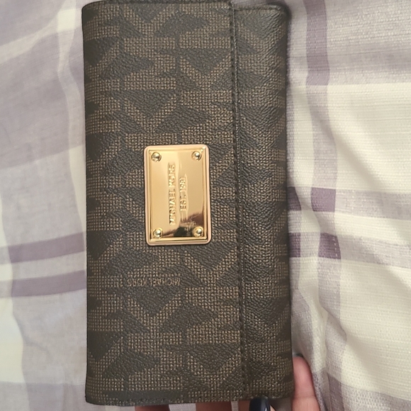 Michael Kors Full Size wallet - Picture 1 of 5